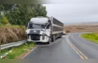 Acidente entre caminhões deixa motorista ferido na PRC-487 em Ipiranga