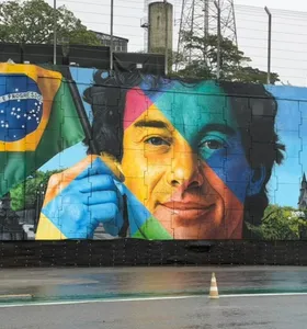 A obra foi produzida pelo artista plástico Eduardo Kobra no muro que acompanha a curva do Laranjinha