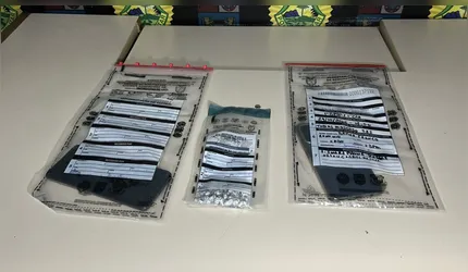 Durante a revista, os policiais encontraram pedras de crack armazenadas em uma sacola que estava sob posse do casal