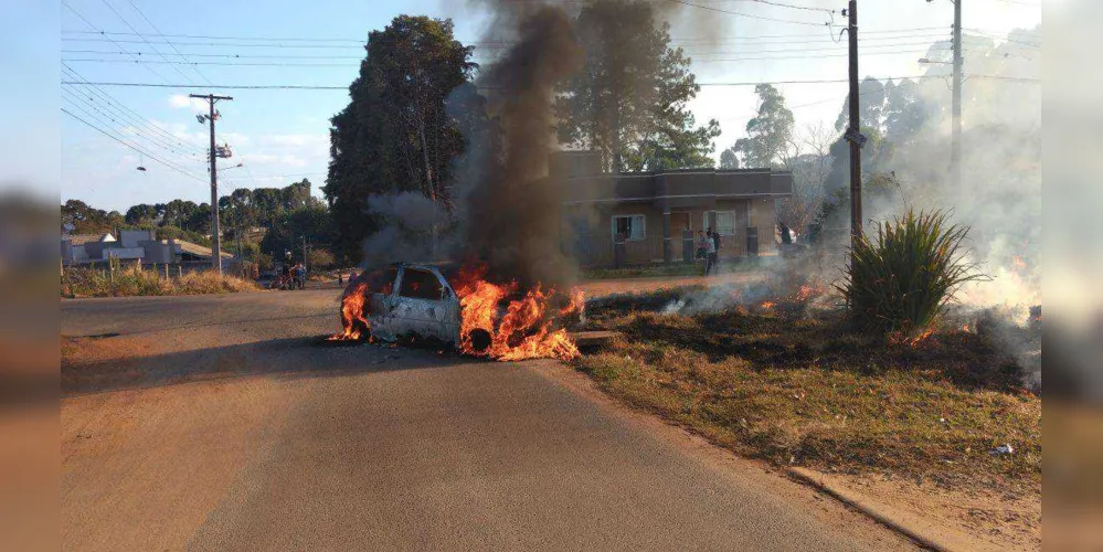 Imagem ilustrativa da imagem Carro fica destruído após incêndio em Uvaranas