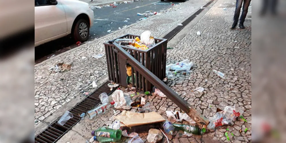 Imagem ilustrativa da imagem Sujeira na ‘XV’ após bloco de carnaval revolta internautas
