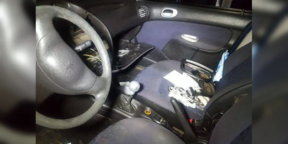 Carro estava sem as rodas e sem vários acessórios internos