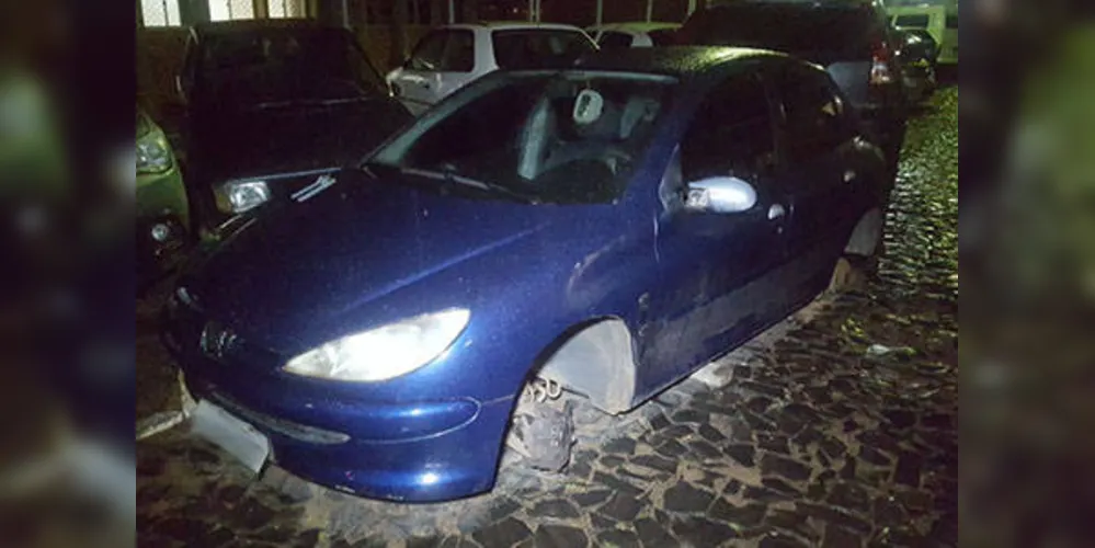 Carro estava sem as rodas e sem vários acessórios internos