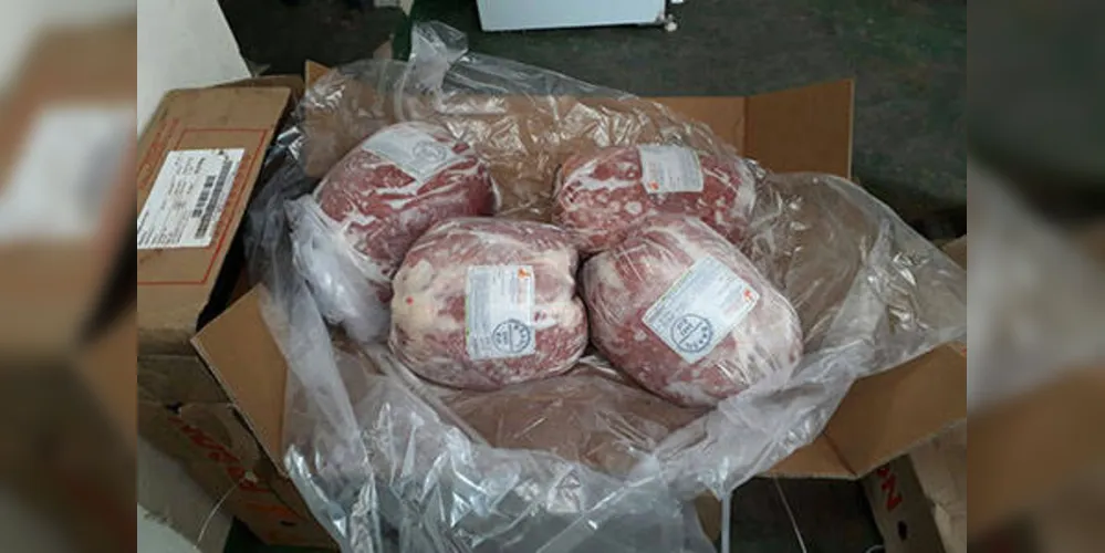 Imagem ilustrativa da imagem Caminhão com 27 toneladas de carne tomba e é saqueado