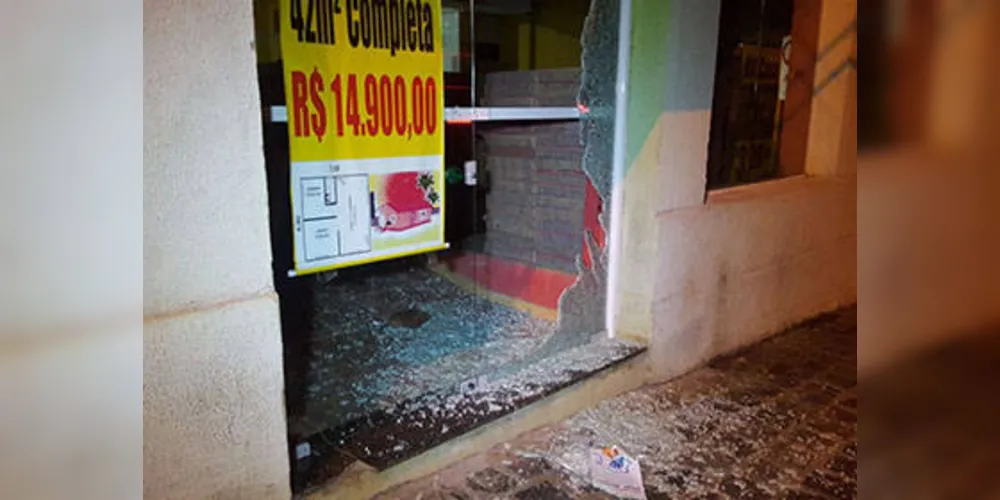 Imagem ilustrativa da imagem Bandidos usam pedra para quebrar porta de loja