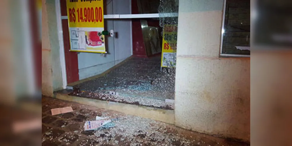 Imagem ilustrativa da imagem Bandidos usam pedra para quebrar porta de loja