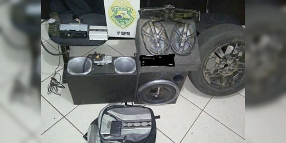 Imagem ilustrativa da imagem Carro com bandidos cai em valeta durante perseguição