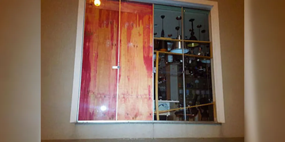 Imagem ilustrativa da imagem Ladrão quebra vitrine e furta celular de loja no centro