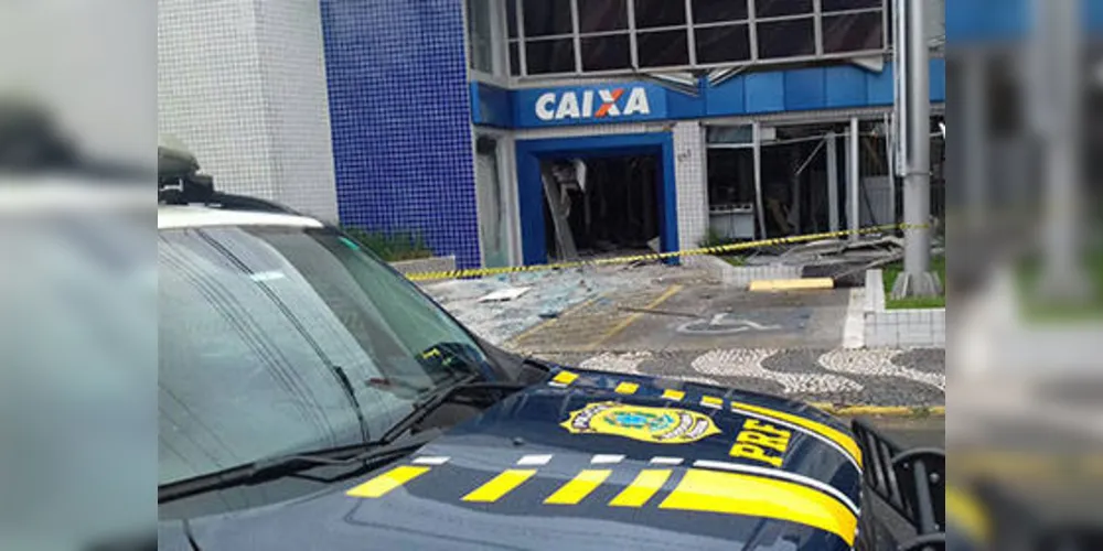 Imagem ilustrativa da imagem Ladrões abandonam três carros usados em assalto a bancos