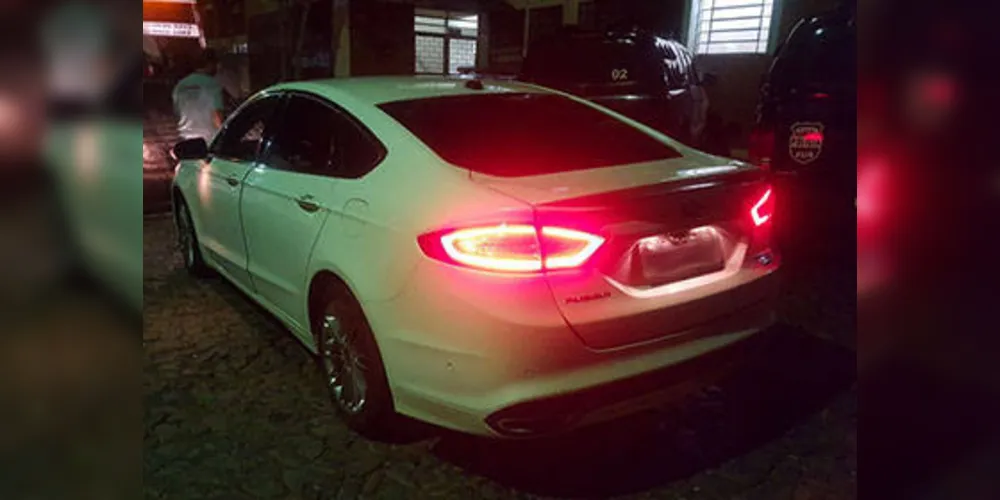 Imagem ilustrativa da imagem Carro é roubado em lava car e PM prende três pessoas