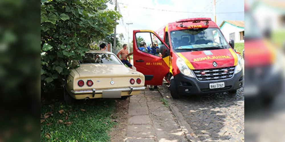 Imagem ilustrativa da imagem Motorista bate Opala contra árvore e fica ferido