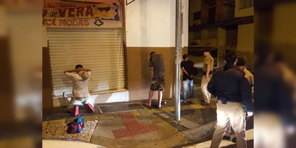 Imagem ilustrativa da imagem Polícia flagra trio carregando TV de madrugada