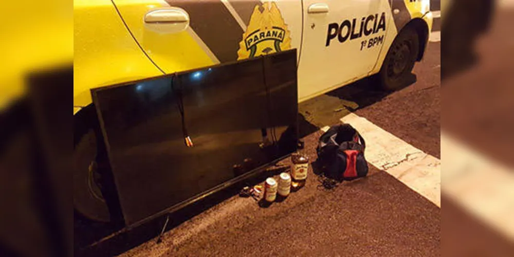 Imagem ilustrativa da imagem Polícia flagra trio carregando TV de madrugada