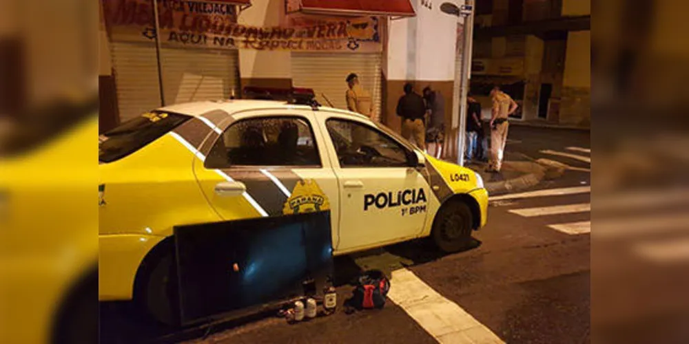 Imagem ilustrativa da imagem Polícia flagra trio carregando TV de madrugada