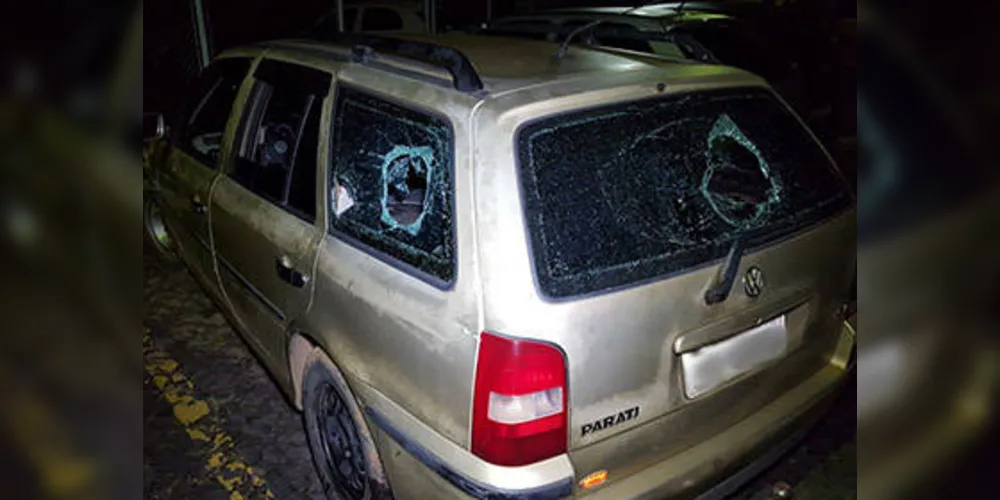 Carro teria sido apedrejado por testemunhas do arrombamento