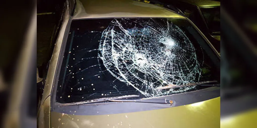 Carro teria sido apedrejado por testemunhas do arrombamento