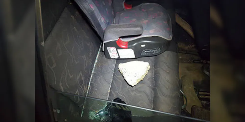 Carro teria sido apedrejado por testemunhas do arrombamento
