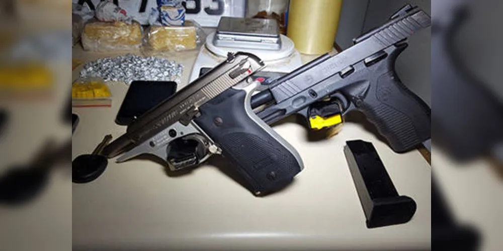 Duas pistolas de uso restrito foram encontradas pela polícia