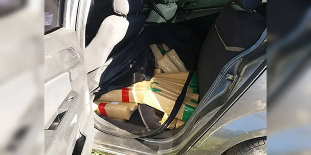 Dentro do carro, foram encontrados quase 500 quilos de maconha