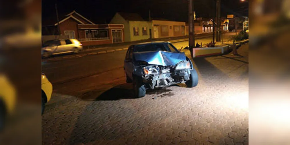 Apesar do estrago no carro, não há registro de feridos