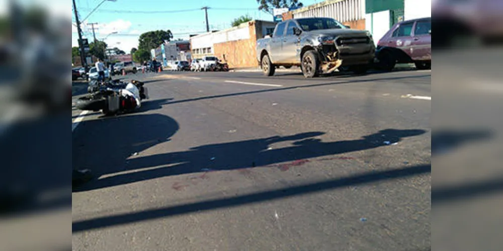 Piloto da moto ficou ferido e precisou ser levado a uma casa hospitalar pelo Samu