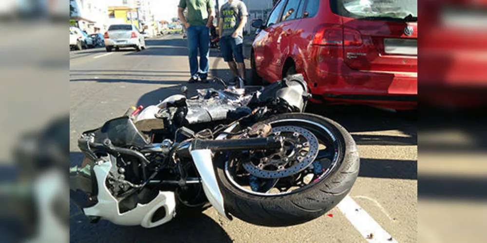 Piloto da moto ficou ferido e precisou ser levado a uma casa hospitalar pelo Samu