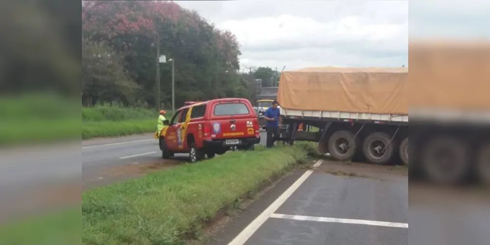 Imagem ilustrativa da imagem Caminhão fica ‘em L’ e complica trânsito na BR-376
