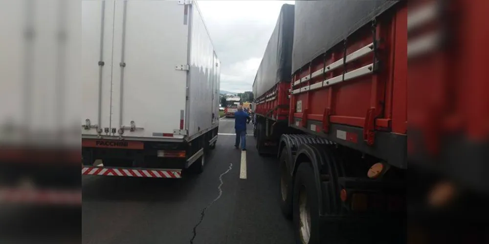 Imagem ilustrativa da imagem Caminhão fica ‘em L’ e complica trânsito na BR-376