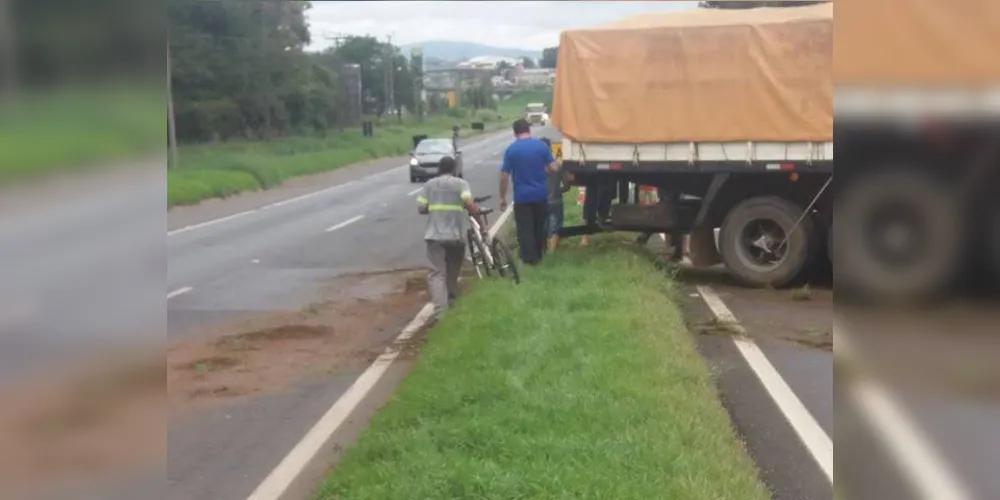 Imagem ilustrativa da imagem Caminhão fica ‘em L’ e complica trânsito na BR-376