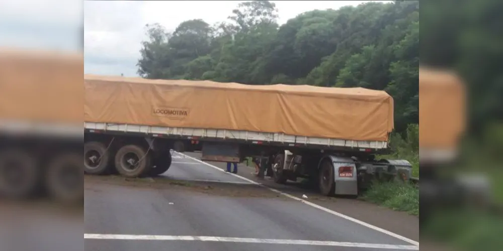 Imagem ilustrativa da imagem Caminhão fica ‘em L’ e complica trânsito na BR-376