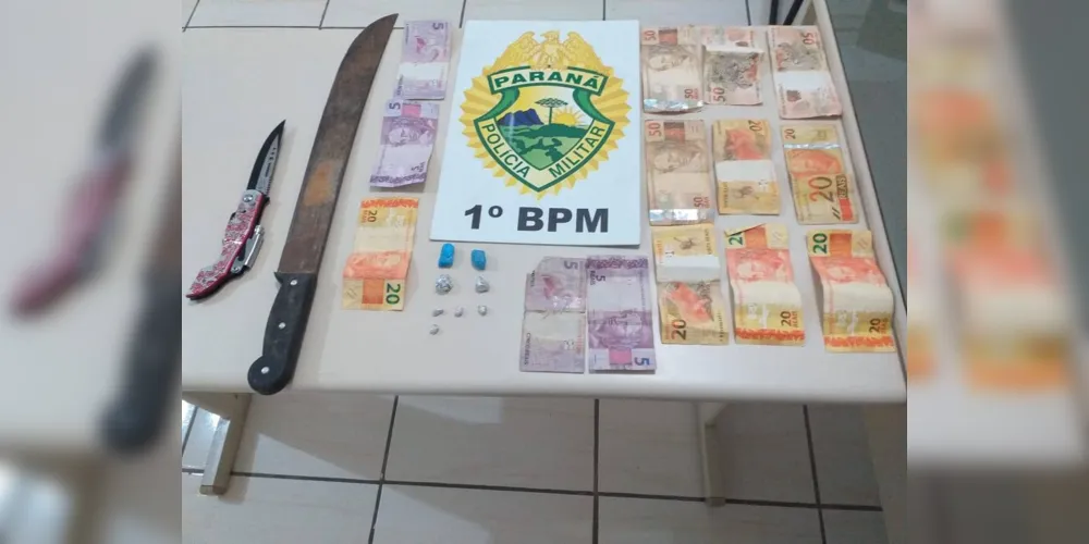 Além da droga, suspeito estava com dinheiro e armas brancas
