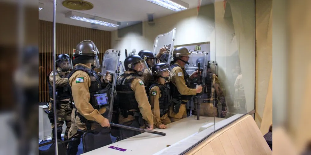 Manifestantes arrombaram as grades externas, as portas da primeira galeria e tentaram invadir o comitê de imprensa do Plenário