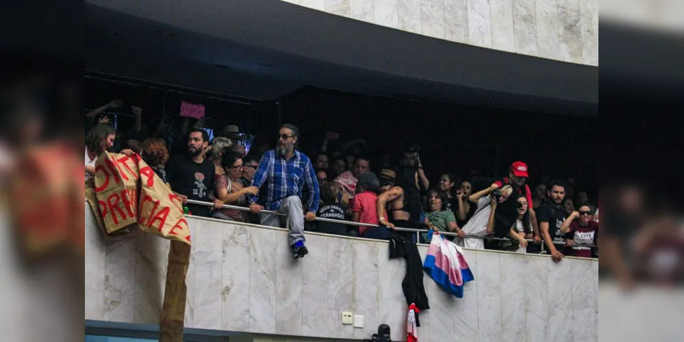 Manifestantes arrombaram as grades externas, as portas da primeira galeria e tentaram invadir o comitê de imprensa do Plenário