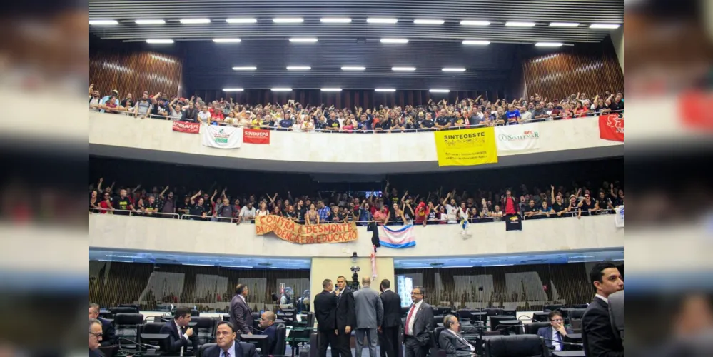 Manifestantes arrombaram as grades externas, as portas da primeira galeria e tentaram invadir o comitê de imprensa do Plenário