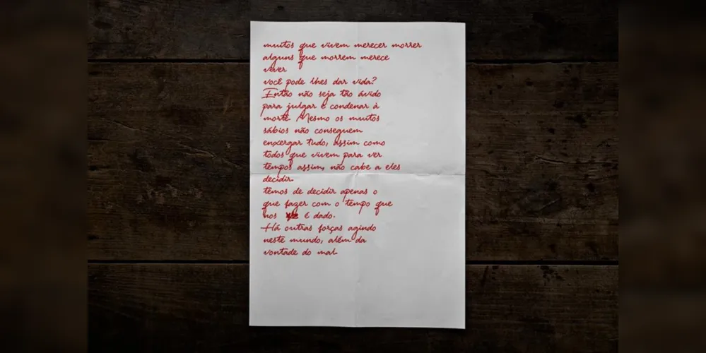 A carta, redigida em tinta de caneta esferográfica vermelha, discorre sobre quem tem o direito de morrer ou de viver