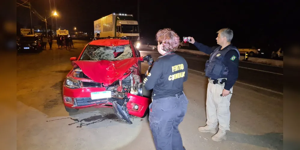 Com o impacto da batida, veículo ficou bastante danificado