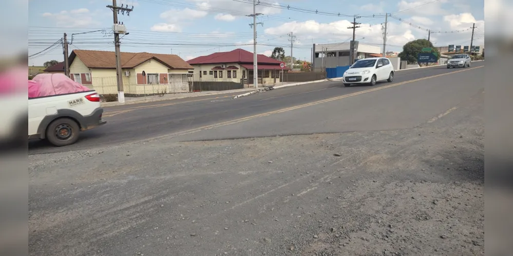 Buraco apareceu na via por conta de uma obra que está sendo realizada.
