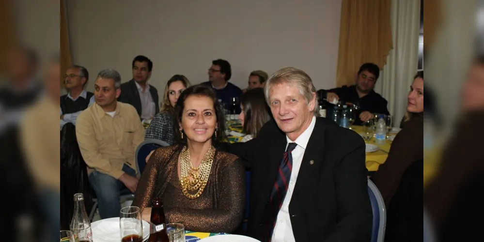 NOVO CICLO - A empresária Maria Cristina Horodisky comemorou na intimidade familiar recentemente, a passagem de seu aniversário. Vale registrar que Cristina ao lado de seu marido Konstanty responde pela Obra Primma Molduraria, a mais conceituada e tradicional casa de molduras dos Campos Gerais. Da coluna RC os votos de saúde e alegrias.