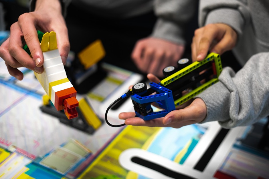 Alunos em aula de robótica