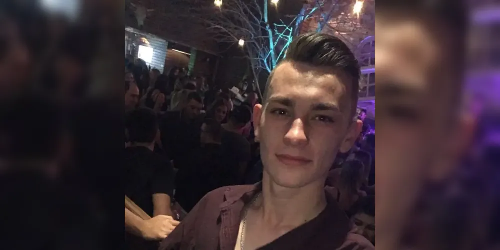 Douglas Faria tinha 23 anos e teria desviado de um buraco na pista, derrapou e bateu contra o caminhão, sendo jogado para fora do veículo por conta do impacto.