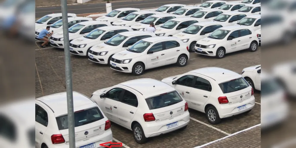 Indicador mostra o carro 'depenado' durante a cerimônia de entrega, em Ponta Grossa