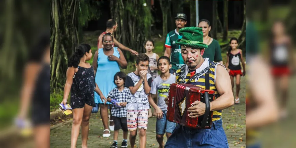 Espetáculo 'Eu, migo e meu umbigo', do grupo 'O Bando Pero no Mucho', de Santos (SP)