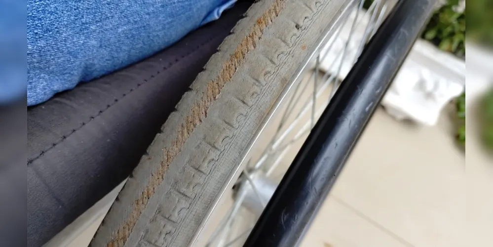Os pneus de sua cadeira de rodas estão gastos e a ponto de estourar