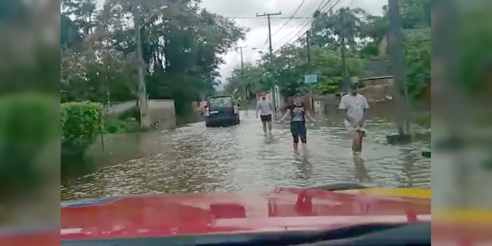 Imagem ilustrativa da imagem Sobe para 4,2 mil o número de pessoas atingidas pelas chuvas no PR