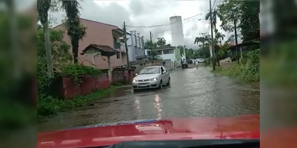 Imagem ilustrativa da imagem Sobe para 4,2 mil o número de pessoas atingidas pelas chuvas no PR