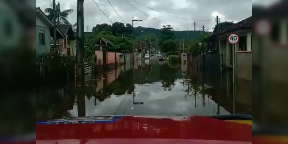 Imagem ilustrativa da imagem Sobe para 4,2 mil o número de pessoas atingidas pelas chuvas no PR