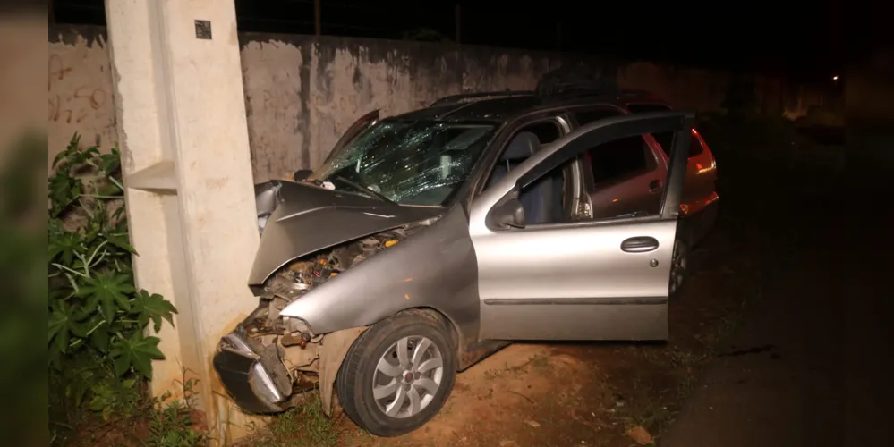 Imagem ilustrativa da imagem Carro bate contra poste e deixa dois feridos em PG