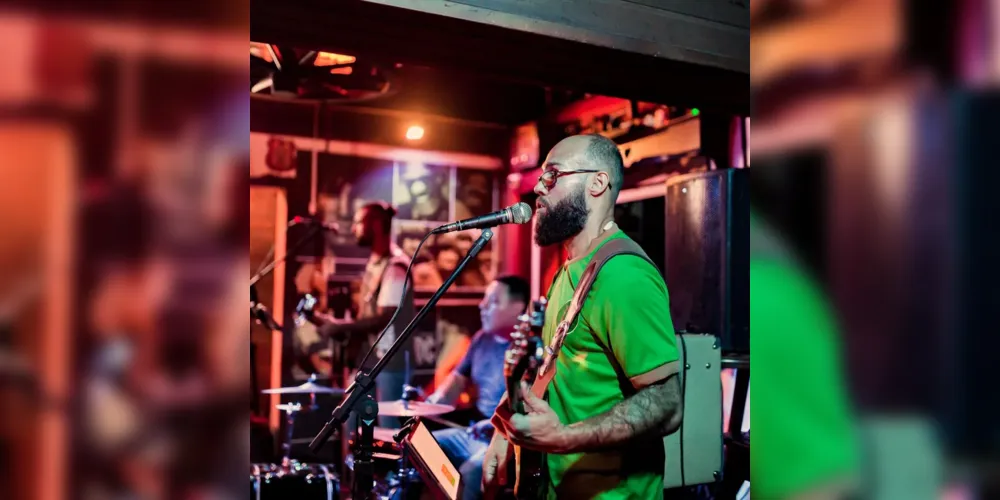 A banda Vinil 45 se apresenta no Mercenários GastroBar neste sábado