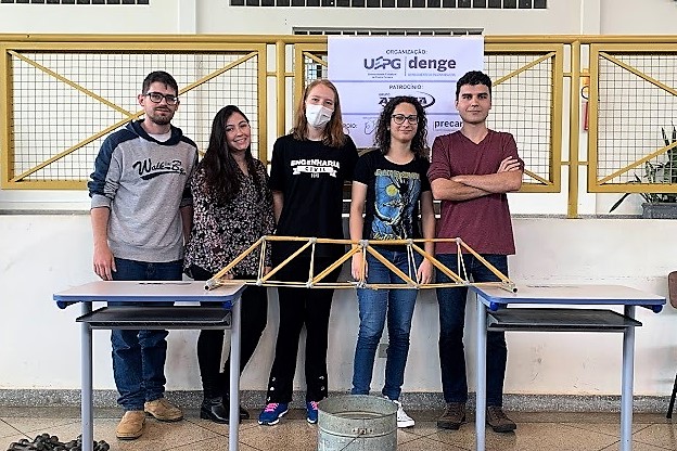 2º Lugar – Eficiência: a ponte resistiu a aproximadamente 12 vezes o seu peso (Kaio Gustavo Gomes, Letícia Siqueira, Maria Eduarda Belo, Rafaela Bueno e Vinícius Roth)