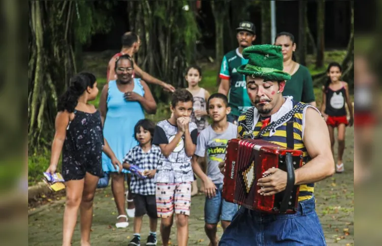 Espetáculo 'Eu, migo e meu umbigo', do grupo 'O Bando Pero no Mucho', de Santos (SP)